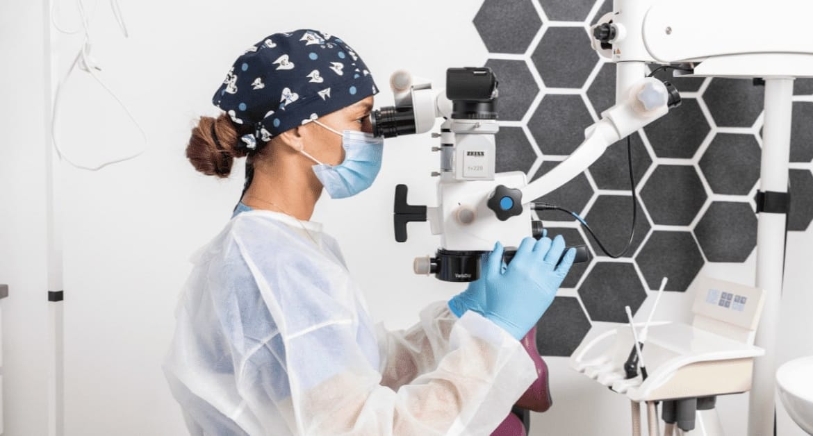 Tratament endodontic la microscop – soluția modernă pentru salvarea dinților