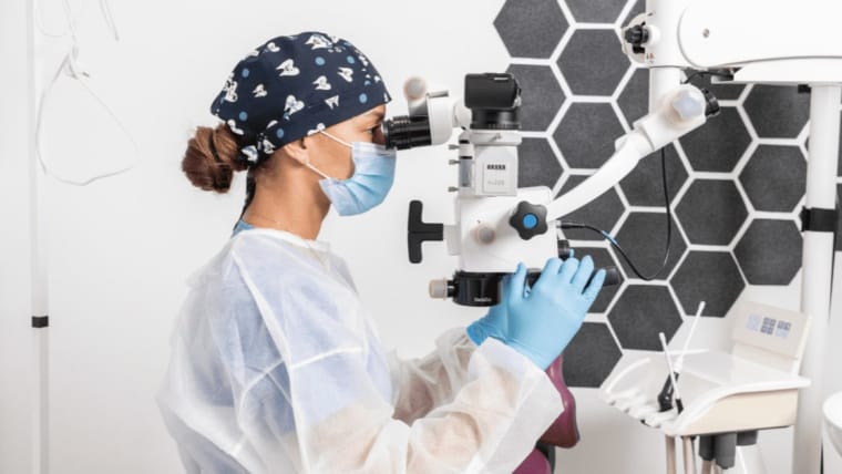 Tratament endodontic la microscop – soluția modernă pentru salvarea dinților