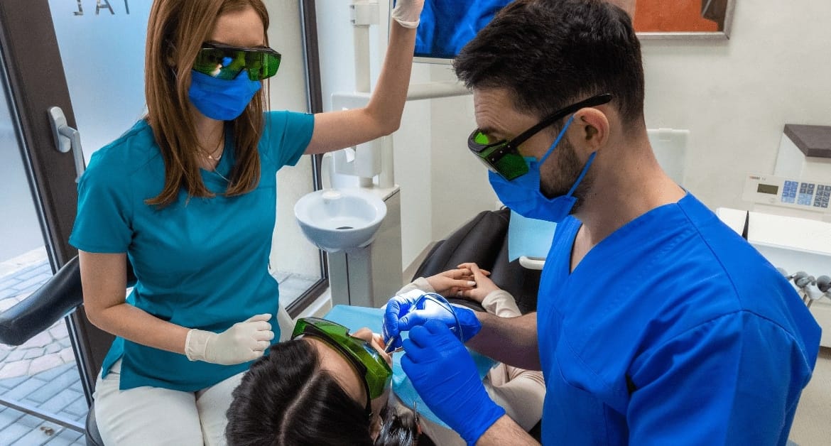 Stomatolog București – Cum alegi clinica potrivită pentru nevoile tale dentare