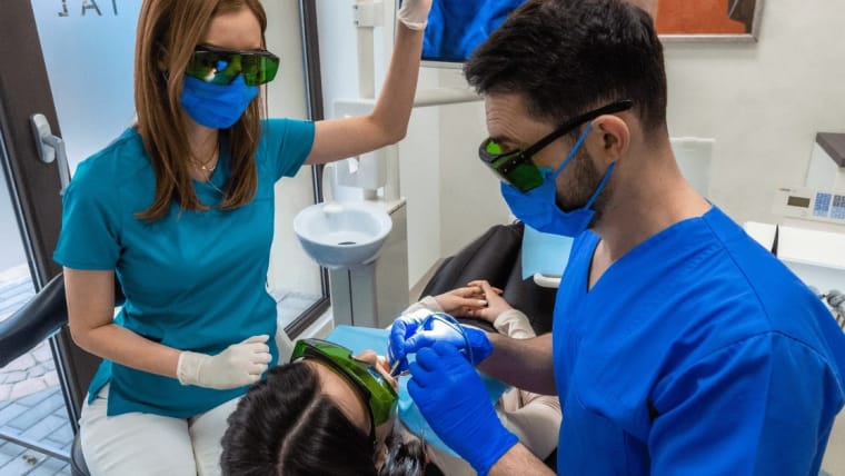 Stomatolog București – Cum alegi clinica potrivită pentru nevoile tale dentare